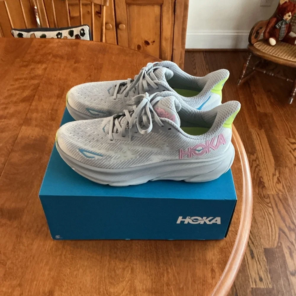 Hoka Clifton 9 Women’s Sneakers Size 9.5 M